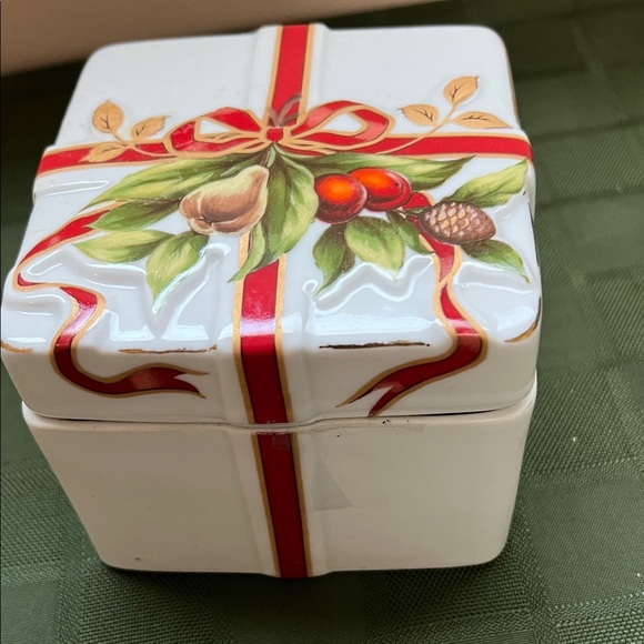 CERAMIC CHRISTMAS PRESENT
CANDY DISH - Picture 3 of 9